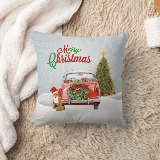 ヴィンテージ車はクリスマスツリーおよび孤のsittiによって駐車しました クッション