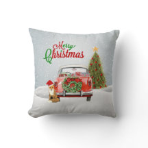 ヴィンテージ車はクリスマスツリーおよび孤のsittiによって駐車しました