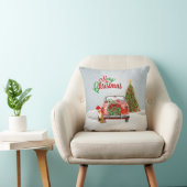 ヴィンテージ車はクリスマスツリーおよび孤のsittiによって駐車しました クッション (椅子)