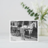 ヴィンテージ郵便車付き乗馬・乳母車郵便車付き郵便局員 ポストカード (スタンド正面)
