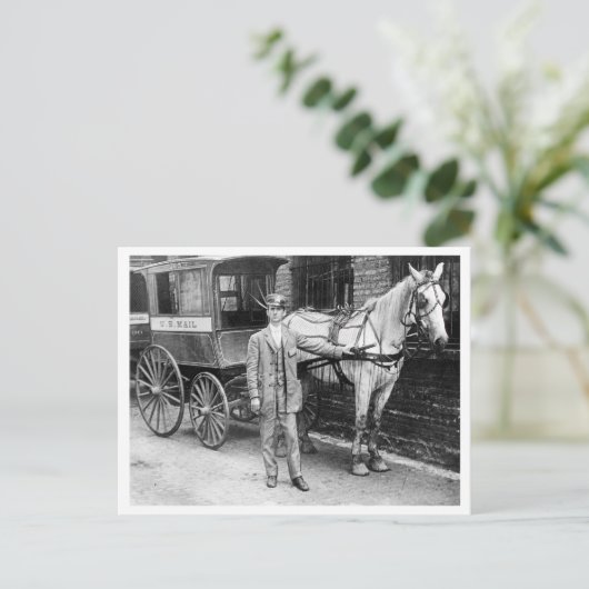 ヴィンテージ郵便車付き乗馬・乳母車郵便車付き郵便局員 ポストカード (スタンド正面)