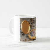 ヴィンテージ金ゴールドコンパスオンアンティーク海賊地図 コーヒーマグカップ (正面左)