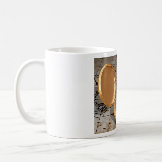 ヴィンテージ金ゴールドコンパスオンアンティーク海賊地図 コーヒーマグカップ (左)