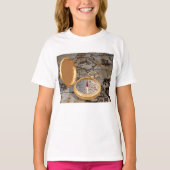 ヴィンテージ金ゴールドコンパスオンアンティーク海賊地図 Tシャツ (正面)