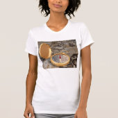 ヴィンテージ金ゴールドコンパスオンアンティーク海賊地図 Tシャツ (正面)