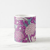 ヴィンテージ開花パープルフラワー – タイムレスフローラアート コーヒーマグカップ (中央)