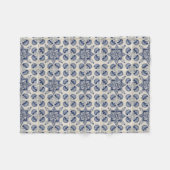 ヴィンテージ青い白の幾何学的な花パターン フリースブランケット (正面(横))