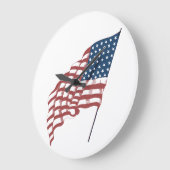 ヴィンテージ風になびく愛国的アメリカ国旗 ラージ壁時計 (傾斜)
