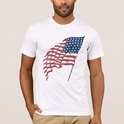 ヴィンテージ風になびく米国愛国国旗 Tシャツ (正面)