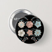 ヴィンテージ風のダメージ加工が施されたピンクとブルーの花 缶バッジ (正面&裏面)