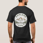 ヴィンテージ風の自然と山のバッジアートをもっと探求しよう Tシャツ (裏面)