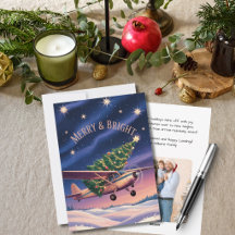 ヴィンテージ飛行機とクリスマスツリーの写真が面白い