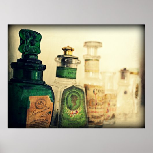 ヴィンテージ香水ボトルスチルライフ ポスター (正面)
