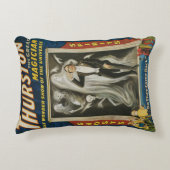 ヴィンテージ魔法ポスター、ザ・マジシャン素晴らしサーストン アクセントクッション (正面)