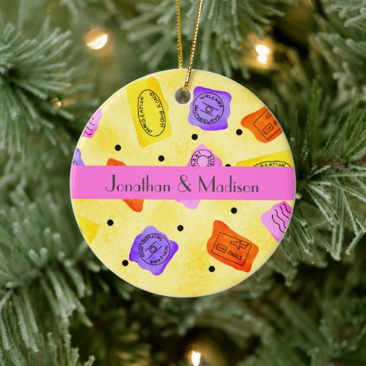 ヴィンテージ黄色のパスポートのスタンプ名パーソナライズされた セラミックオーナメント (ツリー)