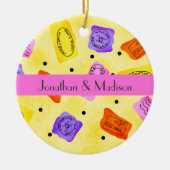 ヴィンテージ黄色のパスポートのスタンプ名パーソナライズされた セラミックオーナメント (正面)