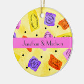 ヴィンテージ黄色のパスポートのスタンプ名パーソナライズされた セラミックオーナメント (左)