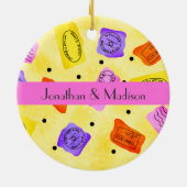 ヴィンテージ黄色のパスポートのスタンプ名パーソナライズされた セラミックオーナメント (裏面)