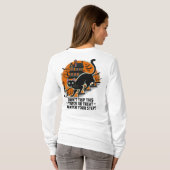 ヴィンテージ黒猫の注意 – この旅行しない Tシャツ (裏面フル)