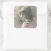 ヴィンテージ10代のピンクの女の子これは名前に属する スクエアシール (バッグ)