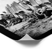 ヴィンテージ1950年代、サーファーたちがビーチに並んだ ポスター (角)