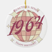 ヴィンテージ1964 60th誕生日レトロパープル セラミックオーナメント (裏面)