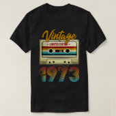 ヴィンテージ1973 49th誕生日カセットテー男性へプw tシャツ (デザイン正面)