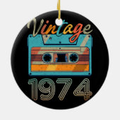 ヴィンテージ1974カセットテープレトロ49誕生日49 セラミックオーナメント (裏面)