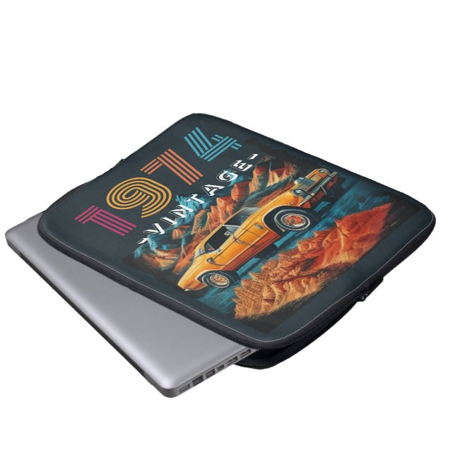 ヴィンテージ1974クール号車 ラップトップスリーブ (正面下部)