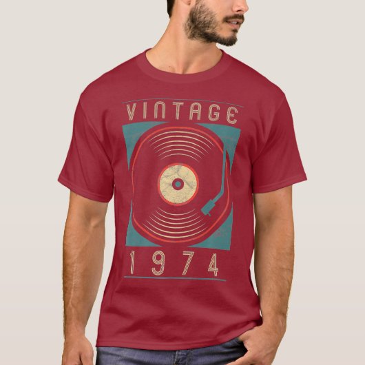 ヴィンテージ1974ビニルレトロターンテーブル誕生日DJ Tシャツ (正面)