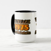 ヴィンテージ1975 – 完全熟成 マグカップ (正面左)