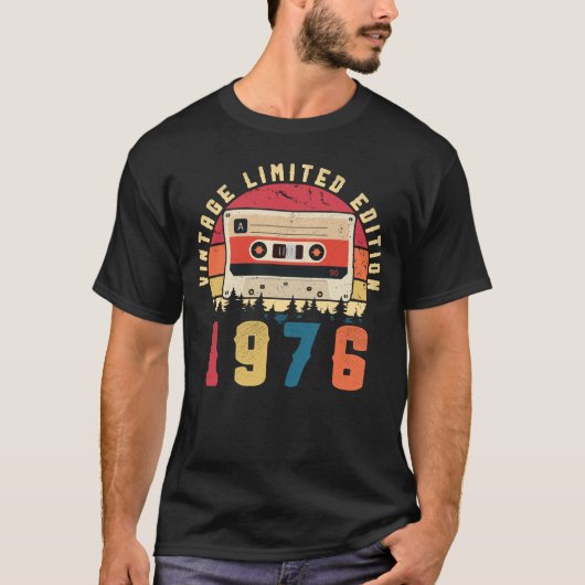 ヴィンテージ1976誕生日カセットテープ Tシャツ (正面)