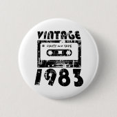 ヴィンテージ1983 40th誕生日レトロカセットミックステープ 缶バッジ (正面)