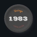 ヴィンテージ1983 Limited Edition 43誕生日レトロ ペーパープレート<br><div class="desc">ヴィンテージ1983 Limited Edition 43誕生日紙プレート-レトロパーティー食器祝1983 Limited Edition 43プレートヴィンテージとの青少年と懐かしさの魔法1983 Limited Edition 43。1980年代のスタイリッシュタイポグラフィと色インスパイア付きのはっきりしたクラシックファッションの特別な節目を記念したプレートにピッタリ。頑丈で食べやすい紙で作られた各プレートは約9インチの丸さで、ケーキ、軽食、軽食を提供しながら片付け保るのに最適でミニマルす。レトロ鮮やかなデザインはしゃれている、節目のお祝いやテーマ別のパーティや集カジュアル会に加わり、懐かしさと利便性を兼ね備えている。10年をテーマとしたお祝いであれ、この賞への心からの賛辞であれ、これらの限定版プレートはヴィンテージ美学と実用化を組み合わせており、43誕生祝いを忘れられない。</div>