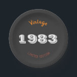 ヴィンテージ1983 Limited Edition 43誕生日レトロ ペーパープレート<br><div class="desc">ヴィンテージ1983 Limited Edition 43誕生日紙プレート-レトロパーティー食器祝1983 Limited Edition 43プレートヴィンテージとの青少年と懐かしさの魔法1983 Limited Edition 43。1980年代のスタイリッシュタイポグラフィと色インスパイア付きのはっきりしたクラシックファッションの特別な節目を記念したプレートにピッタリ。頑丈で食べやすい紙で作られた各プレートは約9インチの丸さで、ケーキ、軽食、軽食を提供しながら片付け保るのに最適でミニマルす。レトロ鮮やかなデザインはしゃれている、節目のお祝いやテーマ別のパーティや集カジュアル会に加わり、懐かしさと利便性を兼ね備えている。10年をテーマとしたお祝いであれ、この賞への心からの賛辞であれ、これらの限定版プレートはヴィンテージ美学と実用化を組み合わせており、43誕生祝いを忘れられない。</div>