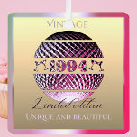 ヴィンテージ1994年30th birthday pink メタルオーナメント<br><div class="desc">1994年ユニークの人々のための美しい30歳のバースデ生まれィーショー。ヴィンテージ1994年ディスコ玉ピンクと銘柄限定版。お祝いやお祝いのために前後に2つのパーソナル化カスタマイズ可能な文字フレーズ</div>