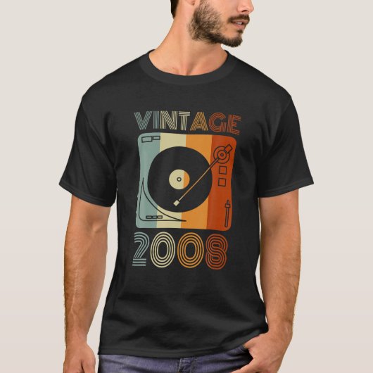 ヴィンテージ2008レトロレコードプレーヤー誕生日Vinyl DJ Tシャツ (正面)
