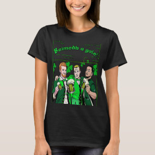 ヴィンテージ3人の陽気なアイルランド人の男性がビールを飲む Tシャツ