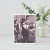 ヴィンテージ60代の母と娘はストーブで料理 ポストカード (スタンド正面)