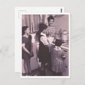 ヴィンテージ60代の母と娘はストーブで料理 ポストカード (正面/裏面)