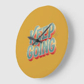 ヴィンテージ70年代風「Keep Going」カラフル引用 ラージ壁時計 (傾斜)