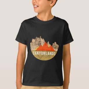 ヴィンテージ アメリカ 山 での ハイキング - キャニオンランズ国立公園 Tシャツ