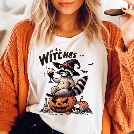 ヴィンテージ・アライグマ・ハロウィン・デザイン「Drink Up Witches」 Tシャツ