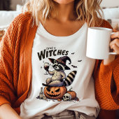 ヴィンテージ・アライグマ・ハロウィン・デザイン「Drink Up Witches」 Tシャツ
