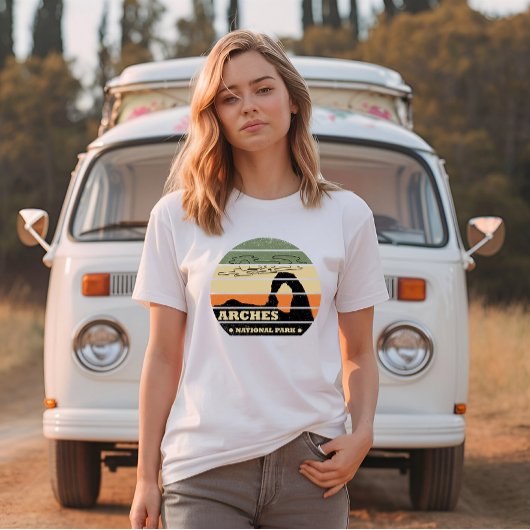ヴィンテージ アーチーズ国立公園 - モアブ - ユタ州 Tシャツ