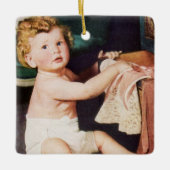 ヴィンテージ キュート 幼児が衣類整理ダンスで遊ぶ セラミックオーナメント (正面)
