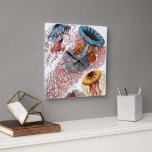 ヴィンテージ·クラゲ著Ernst Haeckel、Discomedusae スクエア壁時計<br><div class="desc">ヴィンテージイラストレーション海洋生物学デザイン(Ernst Haeckel)。海の水で泳ぐカラフルクラゲの様々な動物。ゼリーフィッシュは傘型の水中競技と長い後ろ触手を持つ遊泳体動物である。海の全ての海や淡水の湖や川にも見られます</div>