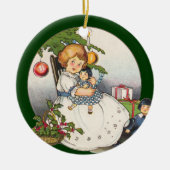ヴィンテージ クリスマス、幸せな女の子が人形で遊ぶ セラミックオーナメント (正面)