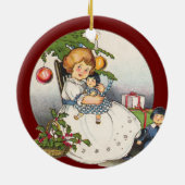 ヴィンテージ クリスマス、幸せな女の子が人形で遊ぶ セラミックオーナメント (裏面)