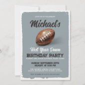 ヴィンテージ グレー フットボール テーマの 1歳誕生日パーティー 招待状 (正面)